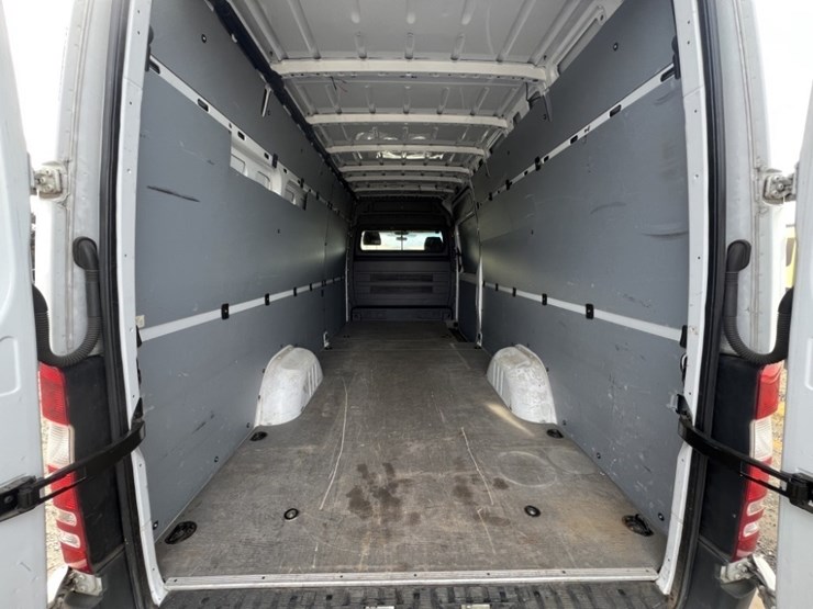 2016-mercedes-benz-sprinter-2500-image-20
