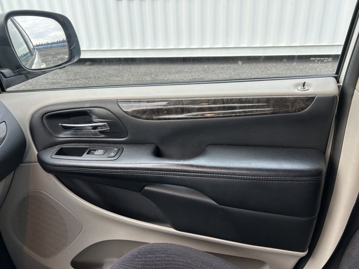 2011-dodge-grand-caravan-image-21