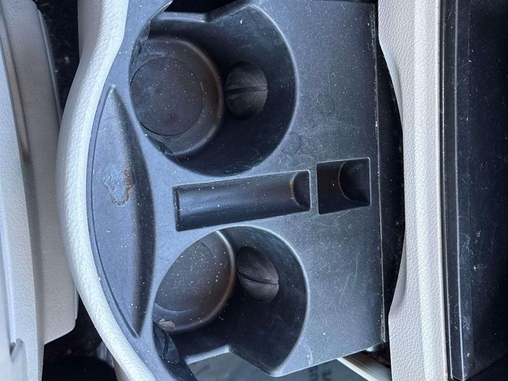 2016-chrysler-town-&-country-image-17