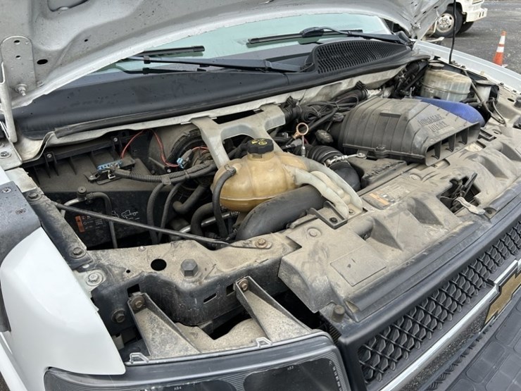 2011-chevrolet-express-paratransit-bus-image-35