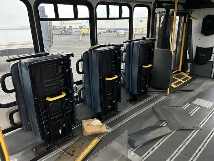 2011-chevrolet-express-paratransit-bus-image-21