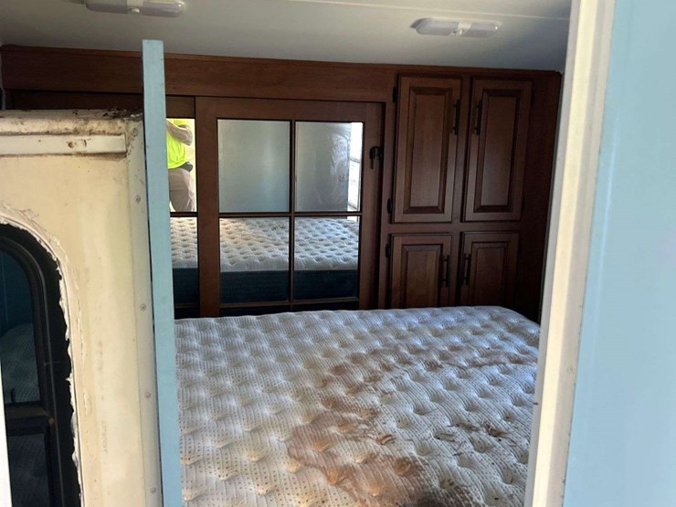 2013-keystone-laredo-la329re13-37ft.-t/a-fifth-wheel-travel-trailer-image-33