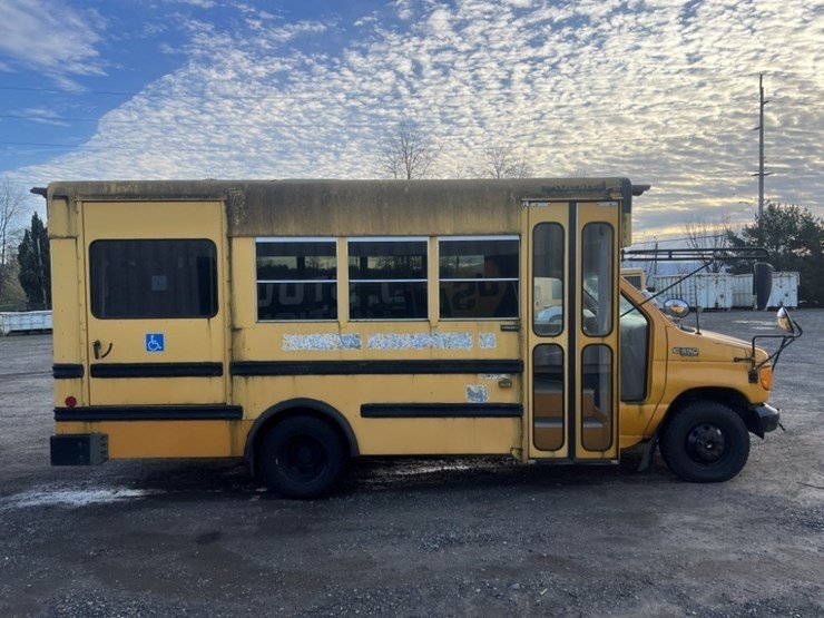 2004-ford-e350-sd-image-3