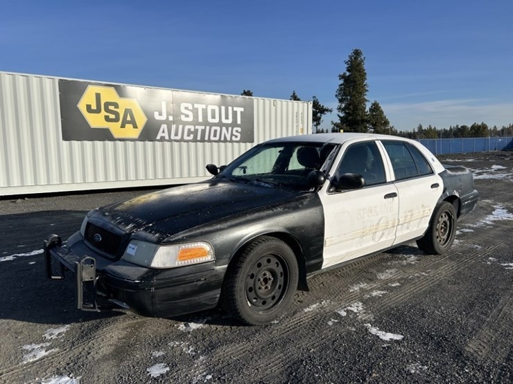2011-ford-crown-victoria-sedan-image-1