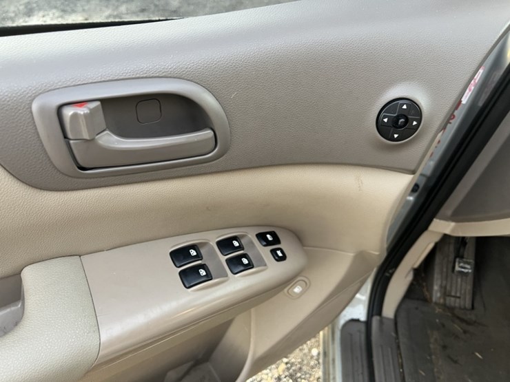 2012-kia-sedona-image-23