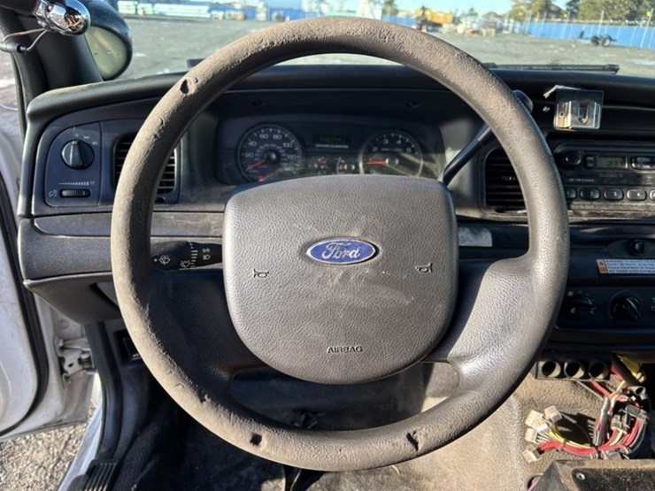 2011-ford-crown-victoria-sedan-image-19