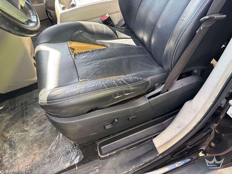 2016-chrysler-town-&-country-image-29