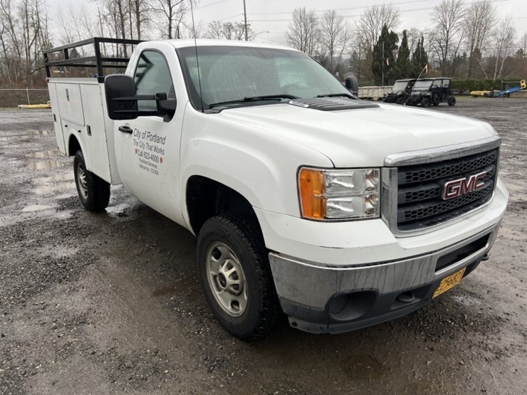 2012-gmc-sierra-utility-truck-image-2