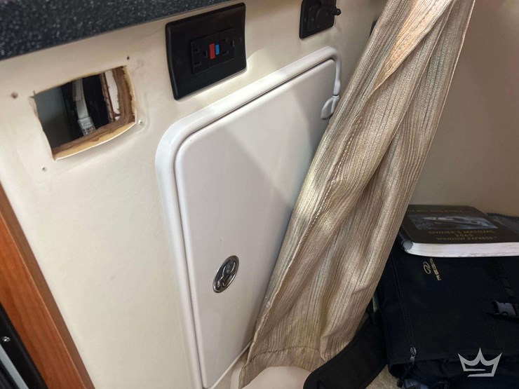 2008-regal-2565-express-cruiser-boat-with-t/a-continental-boat-trailer-image-46