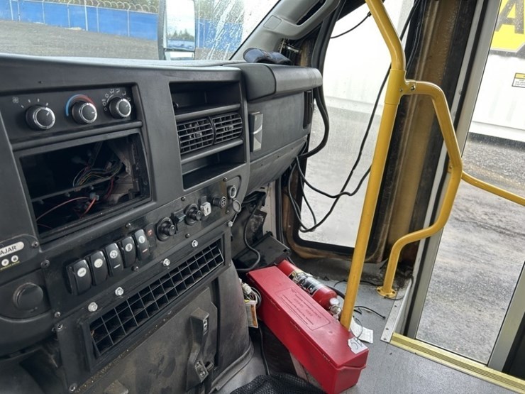 2016-chevrolet-express-paratransit-bus-image-12