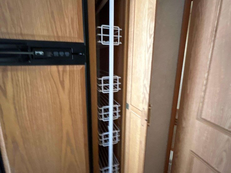 2004-winnebago-adventurer-38g-38ft.-class-a-motorhome-image-43