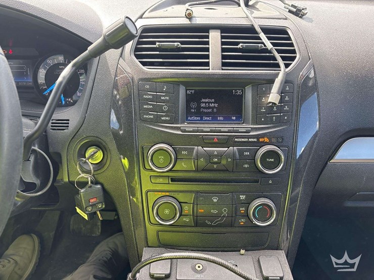 2017-ford-explorer-image-15