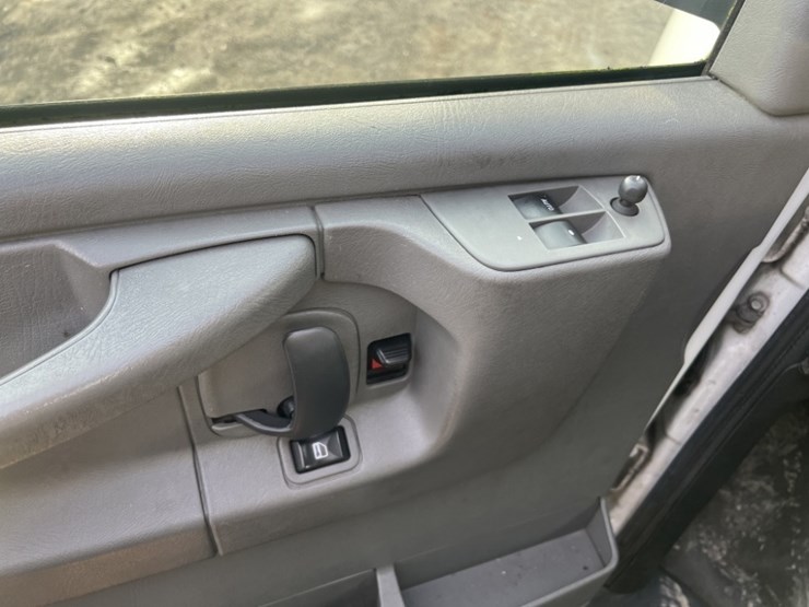 2012-gmc-savana-cargo-van-image-28