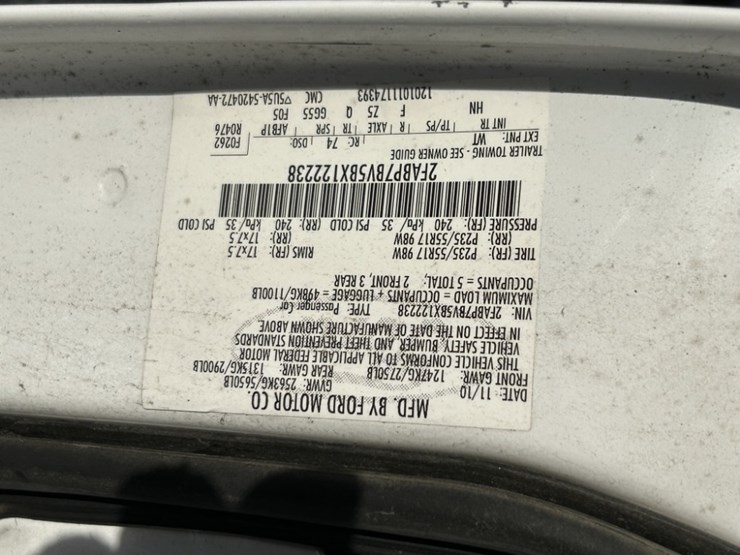 2011-ford-crown-victoria-sedan-image-12