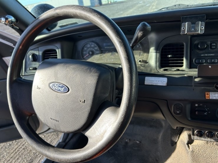 2009-ford-crown-victoria-sedan-image-17