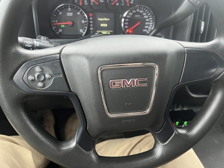 2015-gmc-sierra-crew-cab-4x4-pickup-image-28
