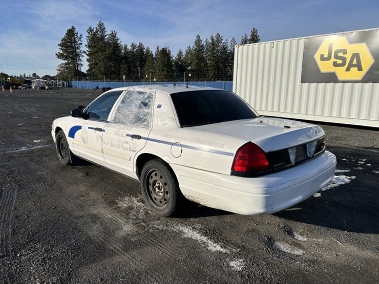 2009-ford-crown-victoria-sedan-image-3