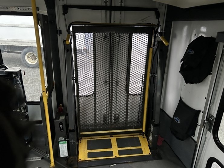 2011-chevrolet-express-paratransit-bus-image-24