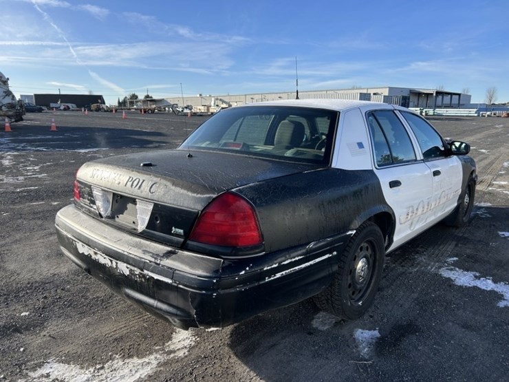 2011-ford-crown-victoria-sedan-image-5