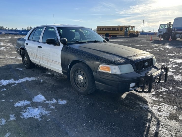 2011-ford-crown-victoria-sedan-image-7