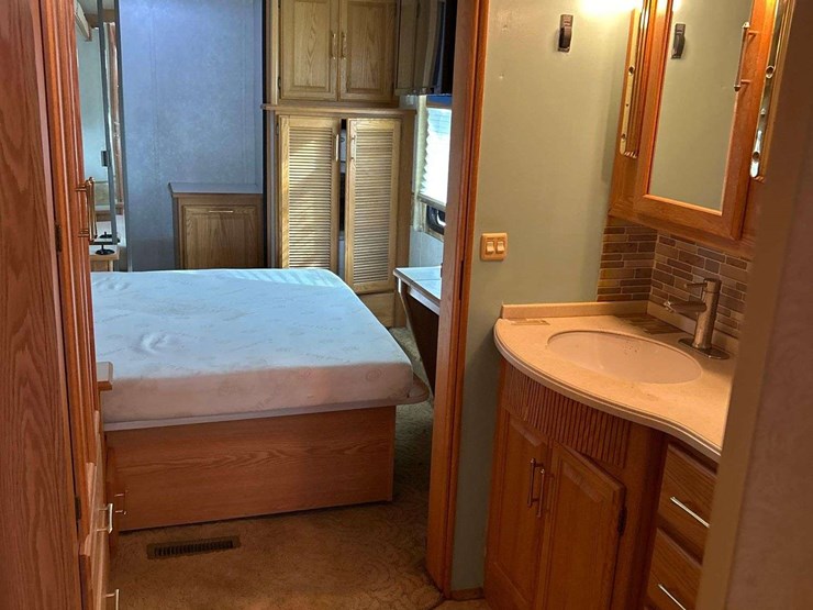 2004-winnebago-adventurer-38g-38ft.-class-a-motorhome-image-52