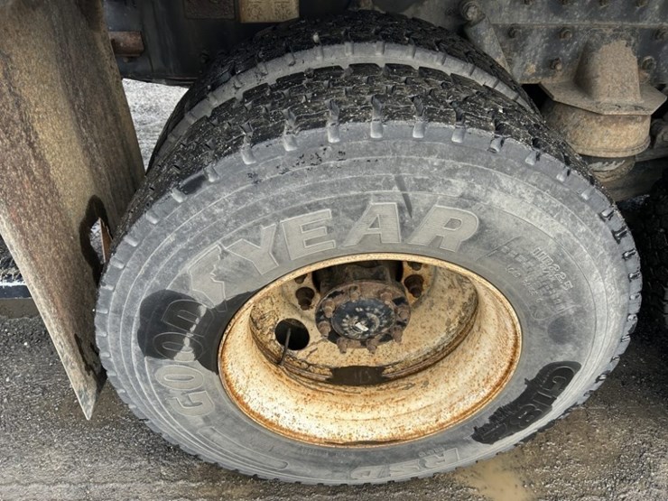 2001-freightliner-fl80-image-36