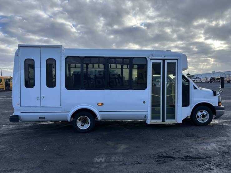 2016-chevrolet-express-paratransit-bus-image-6