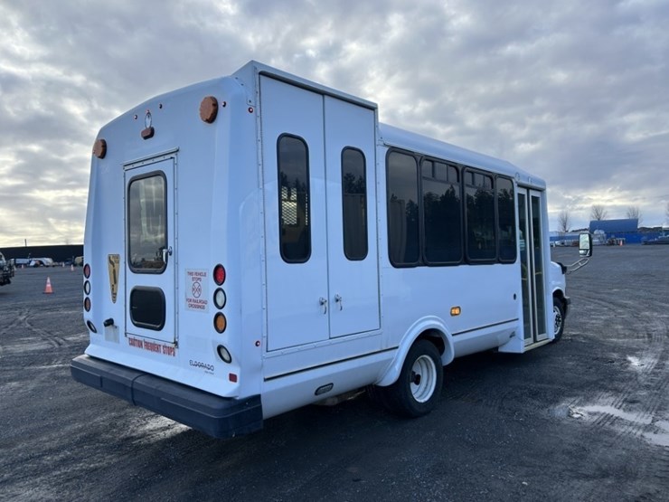 2016-chevrolet-express-paratransit-bus-image-5