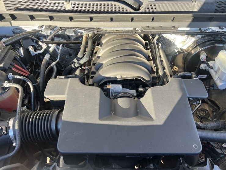 2017-chevrolet-silverado-crew-cab-pickup-image-12