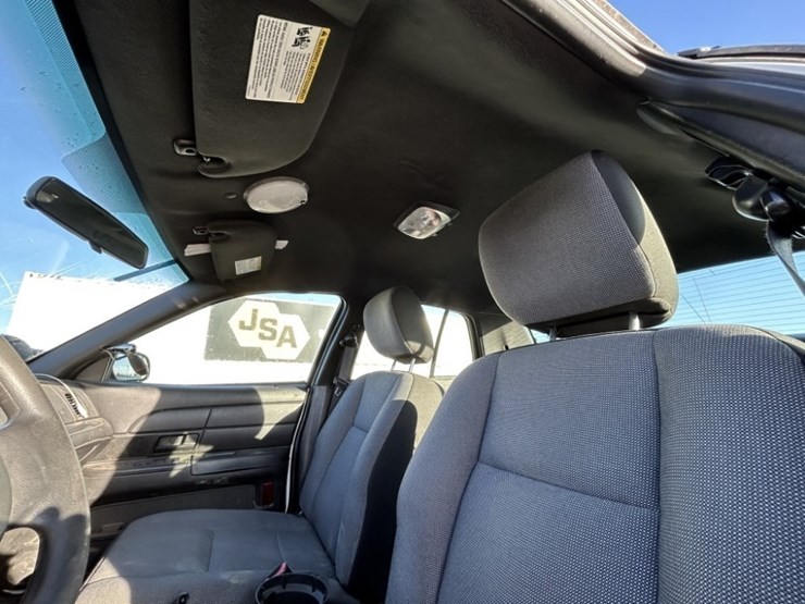 2011-ford-crown-victoria-sedan-image-21