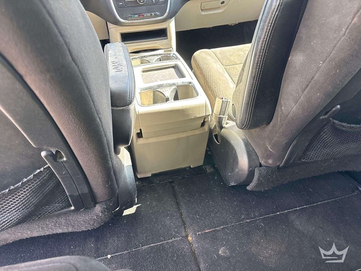 2016-chrysler-town-&-country-image-34