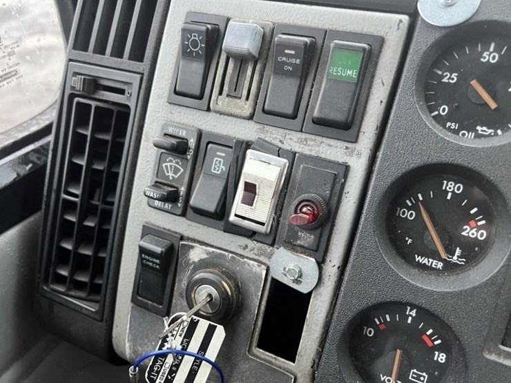 2000-freightliner-fl50-image-24