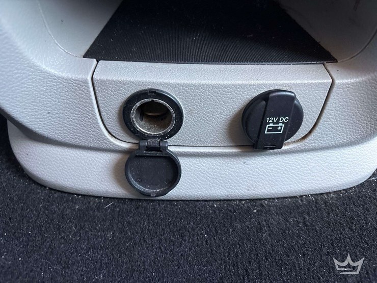 2016-chrysler-town-&-country-image-18