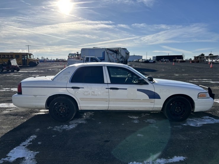2009-ford-crown-victoria-sedan-image-6