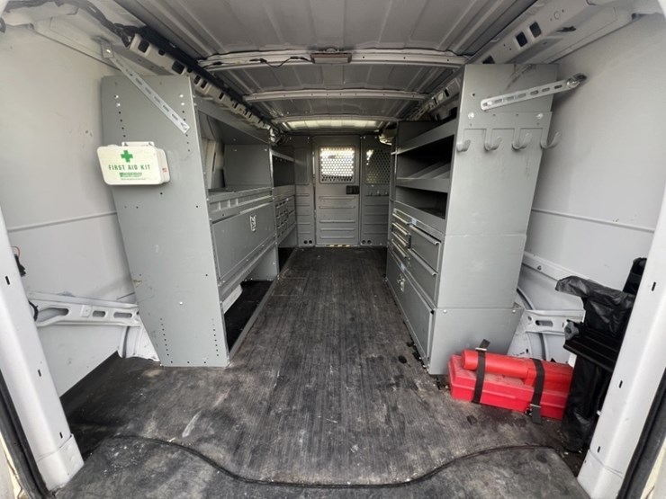 2012-gmc-savana-cargo-van-image-23