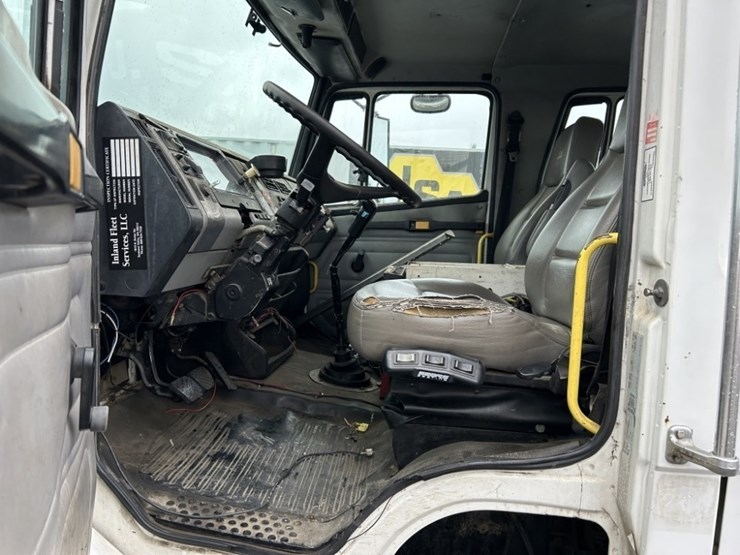 2001-freightliner-fl80-image-12