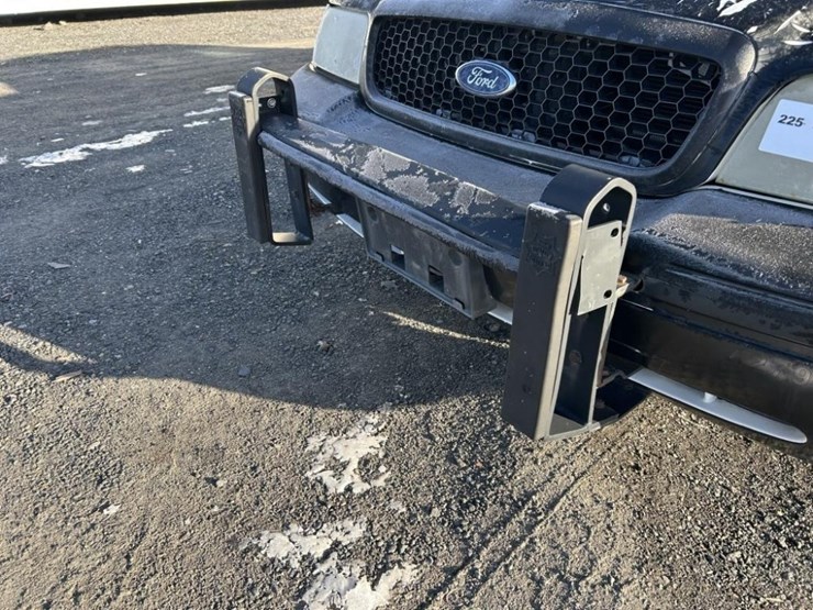 2011-ford-crown-victoria-sedan-image-22