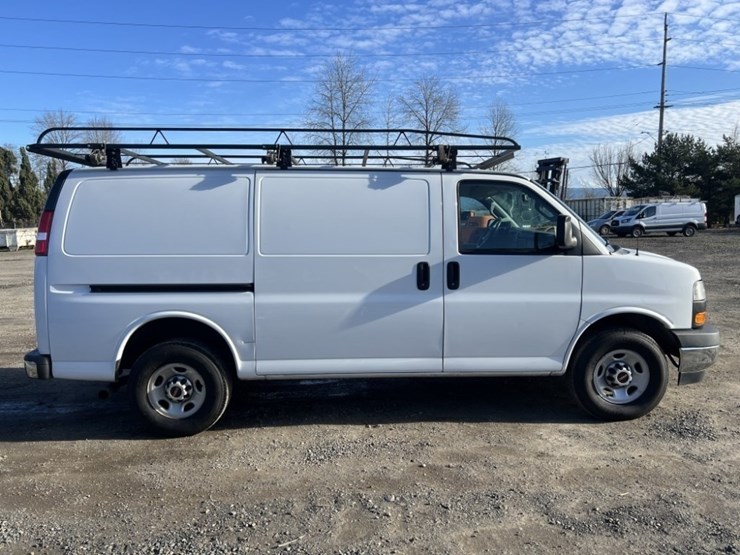 2019-gmc-savana-cargo-van-image-3