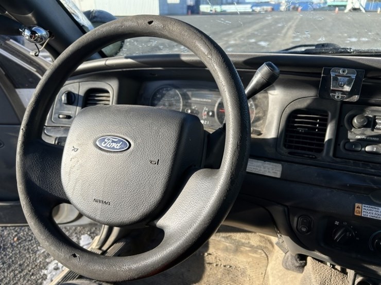 2011-ford-crown-victoria-sedan-image-16