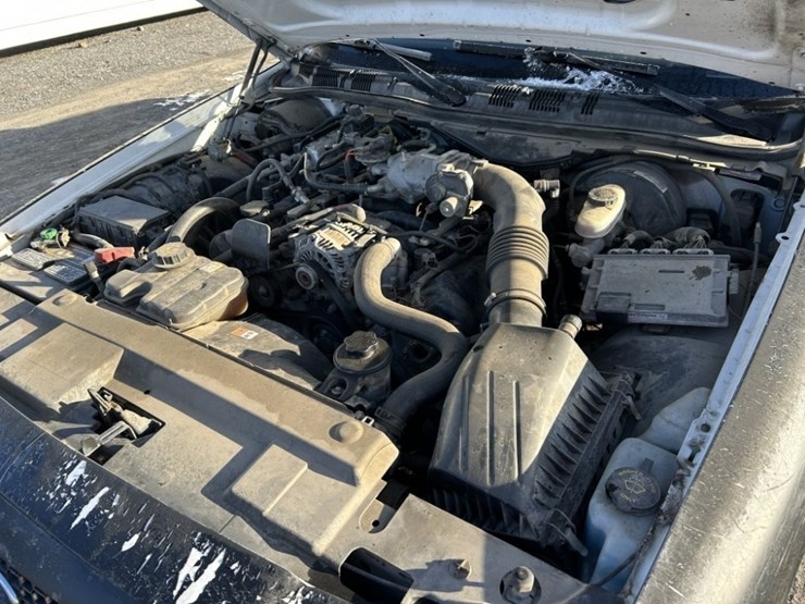 2011-ford-crown-victoria-sedan-image-30