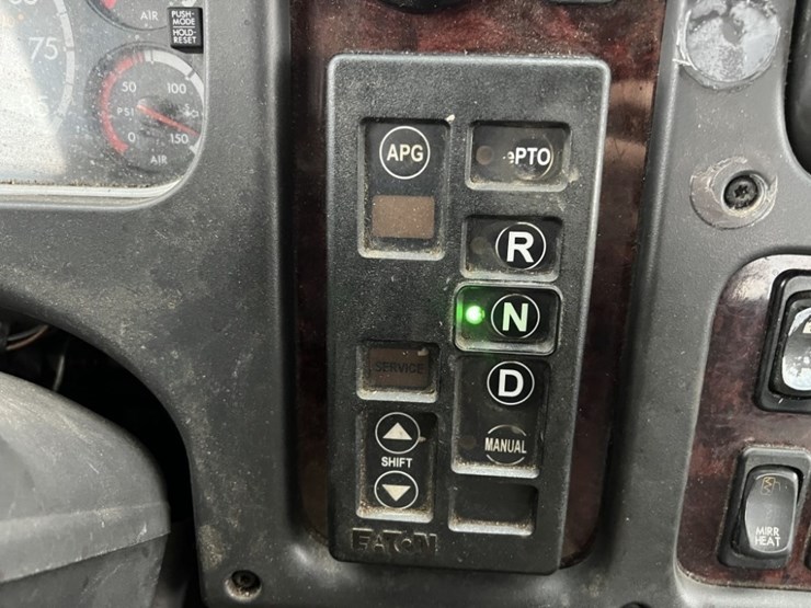 2012-freightliner-m2-bucket-truck-image-31