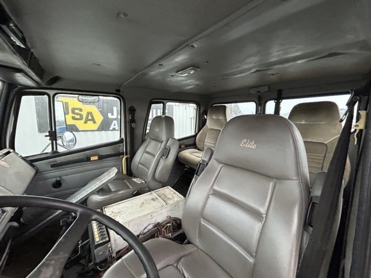 2001-freightliner-fl80-image-22