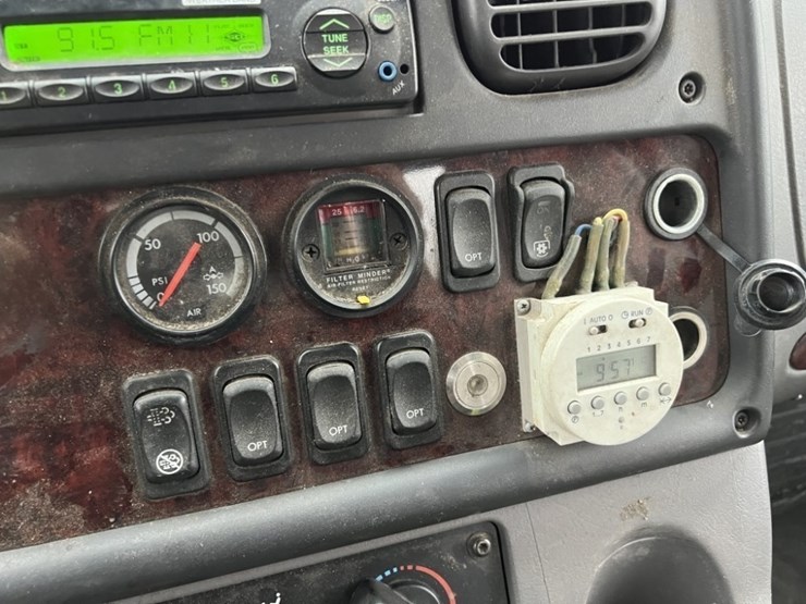 2012-freightliner-m2-bucket-truck-image-34