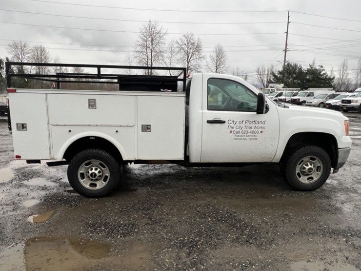2012-gmc-sierra-utility-truck-image-3