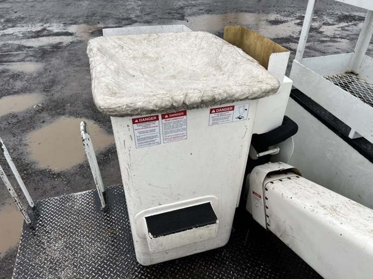 2012-freightliner-m2-bucket-truck-image-21