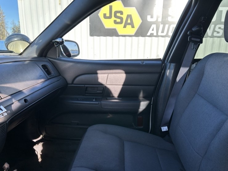 2009-ford-crown-victoria-sedan-image-13