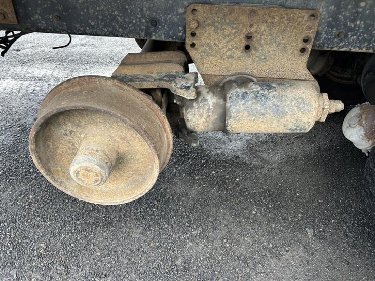 2001-freightliner-fl80-image-33