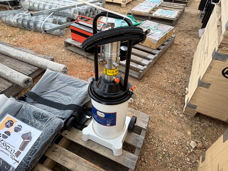 #8065-•-air-operated-grease-pump-image-4