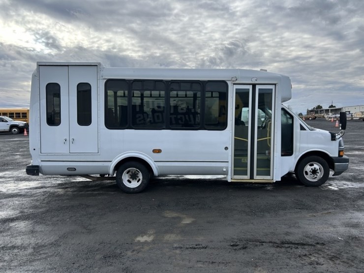 2016-chevrolet-express-paratransit-bus-image-6