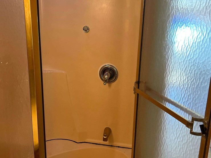 2004-winnebago-adventurer-38g-38ft.-class-a-motorhome-image-55